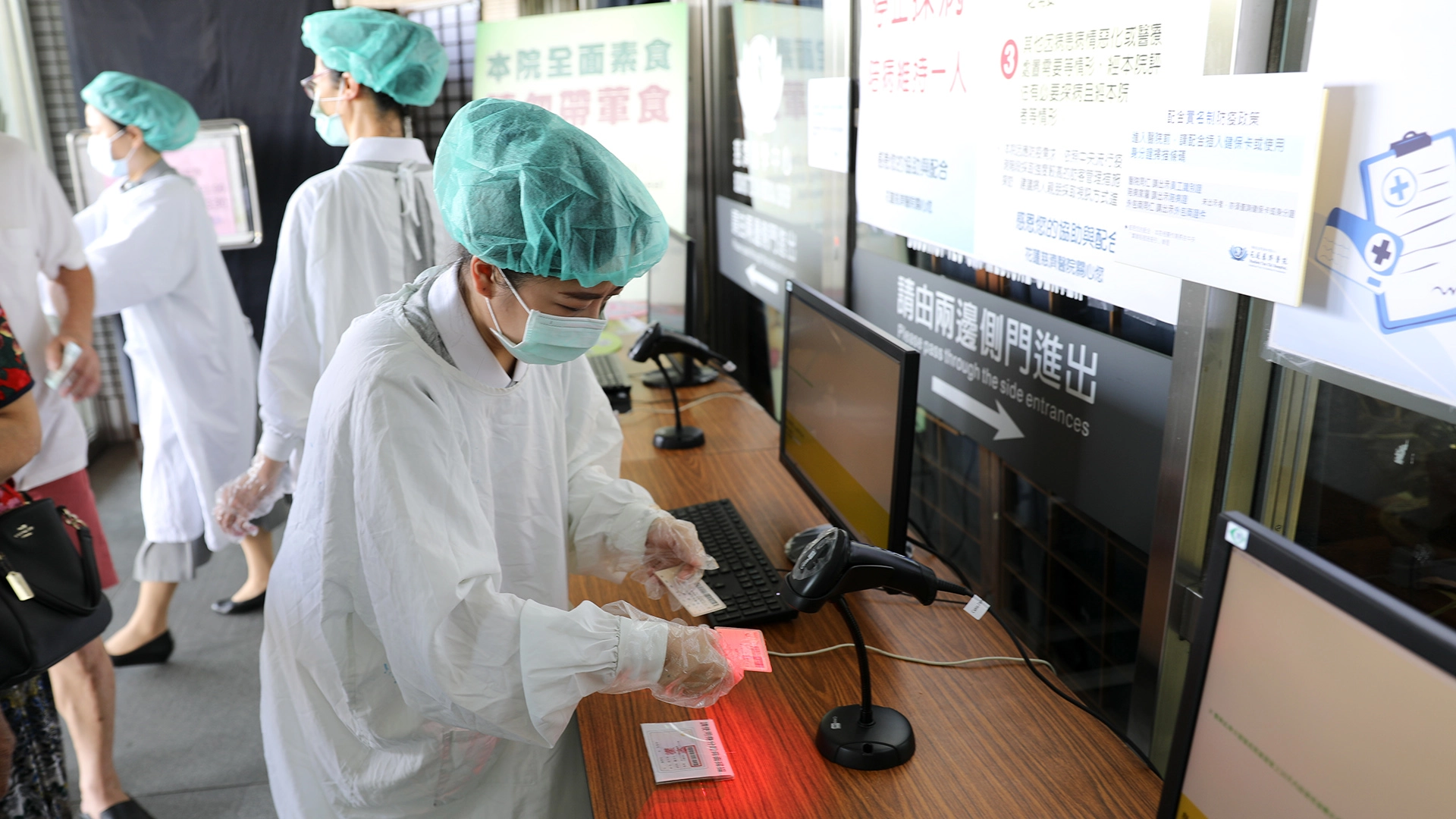 花蓮慈院即日起縮減出入口數量,並在出入口實行實名制管制。並於5/19(三)恢復藥來速戶外領藥窗口服務。