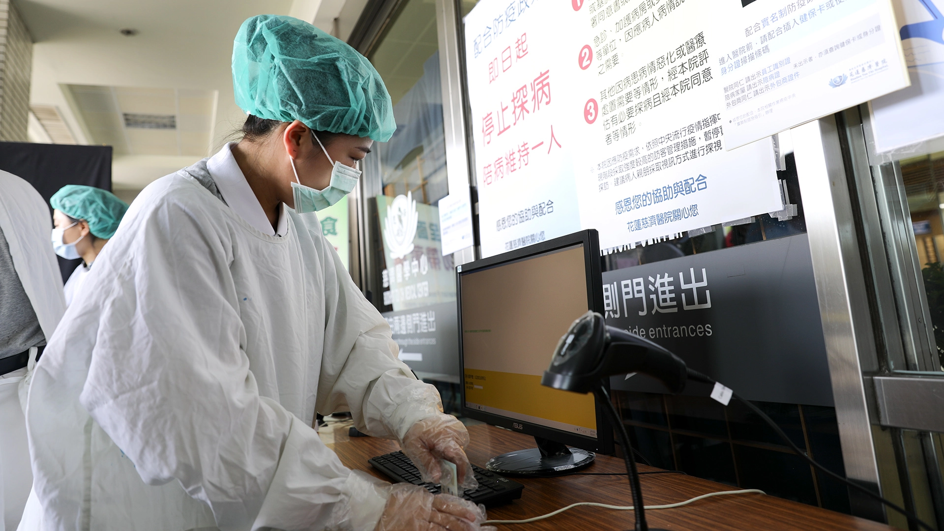花蓮慈院即日起縮減出入口數量,並在出入口實行實名制管制。並於5/19(三)恢復藥來速戶外領藥窗口服務。