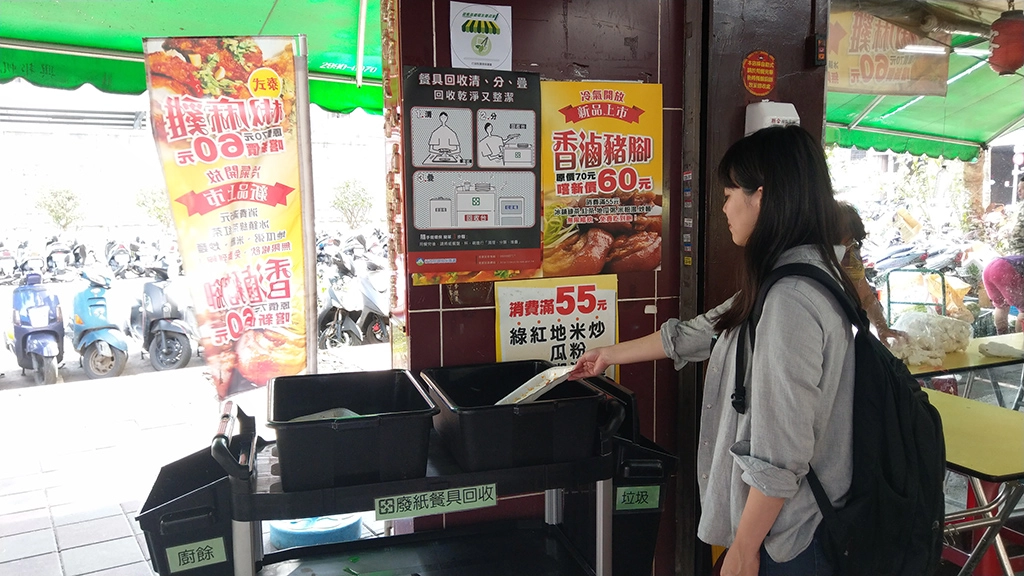 因應特殊傳染性肺炎疫情,新北市轄內政府部門、學校、百貨公司業及購物中心、量販店業,自即日起得向環保局傳真或email申請90日內暫時提供免洗餐具。