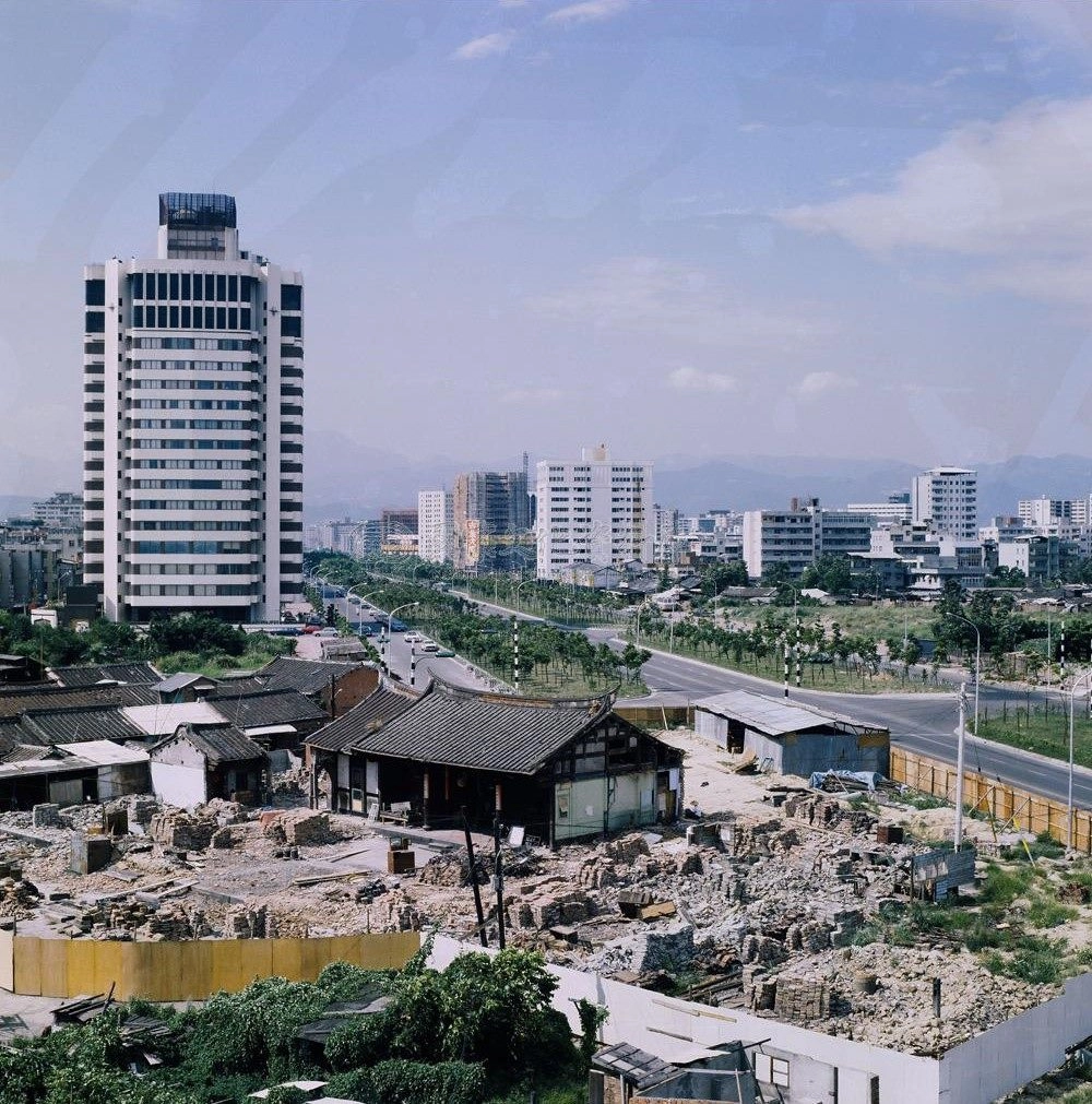 林安泰古厝拆遷過程實景,1978年林安泰古厝因拓寬敦化南路而拆遷(照片來源:文化部國家文化資料庫)。