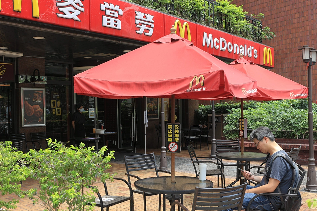 臺灣第一家麥當勞,1984年在敦化北路與民生東路口開幕,目前仍在原址繼續營業中。