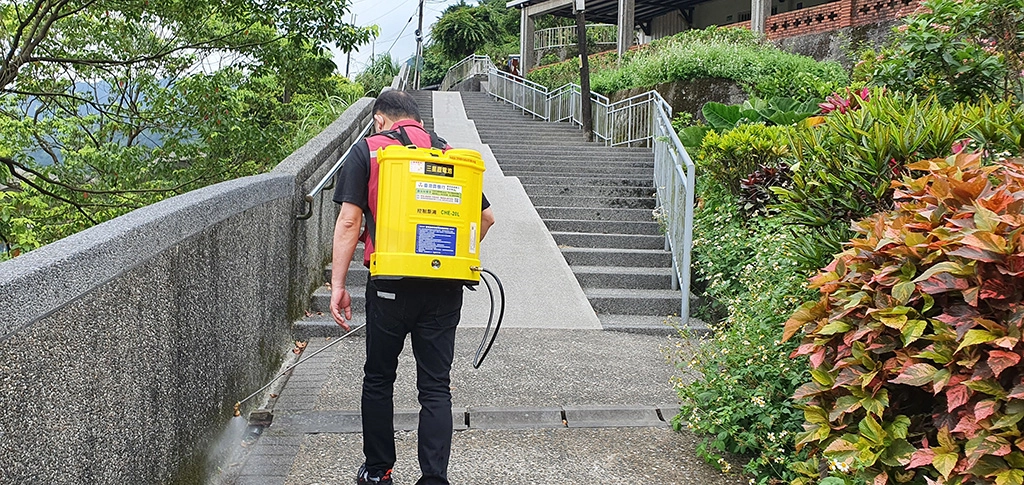 貓村防疫消毒。