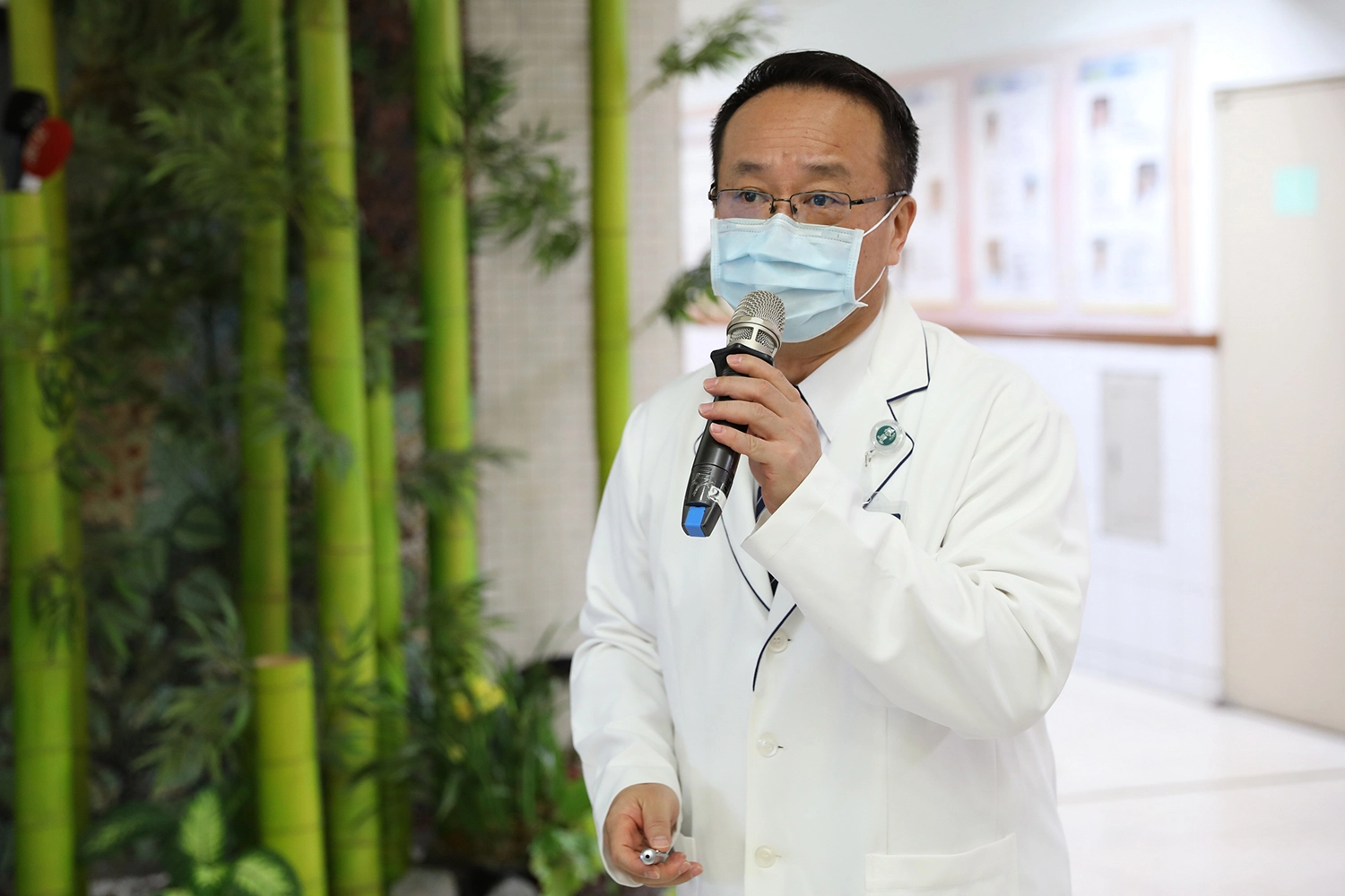花蓮慈院副院長黃志揚指出,日前團隊也針對野生型以及各突變病毒D614G、B.1.1.7、501Y.V2進行動物研究,發現本草飲能減少60〜70%病毒感染小鼠上呼吸道、肺、心、腸的能力。