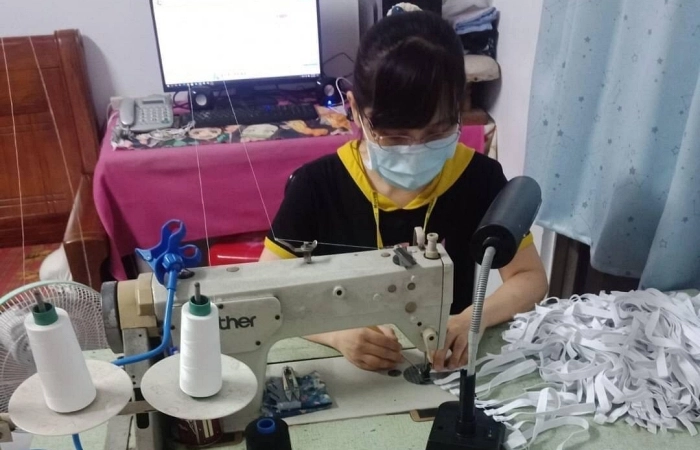 將鬆緊帶剪好固定的尺寸後,再送到志工家的管理室,讓他們取回,將鬆緊帶的頭尾車好備用。