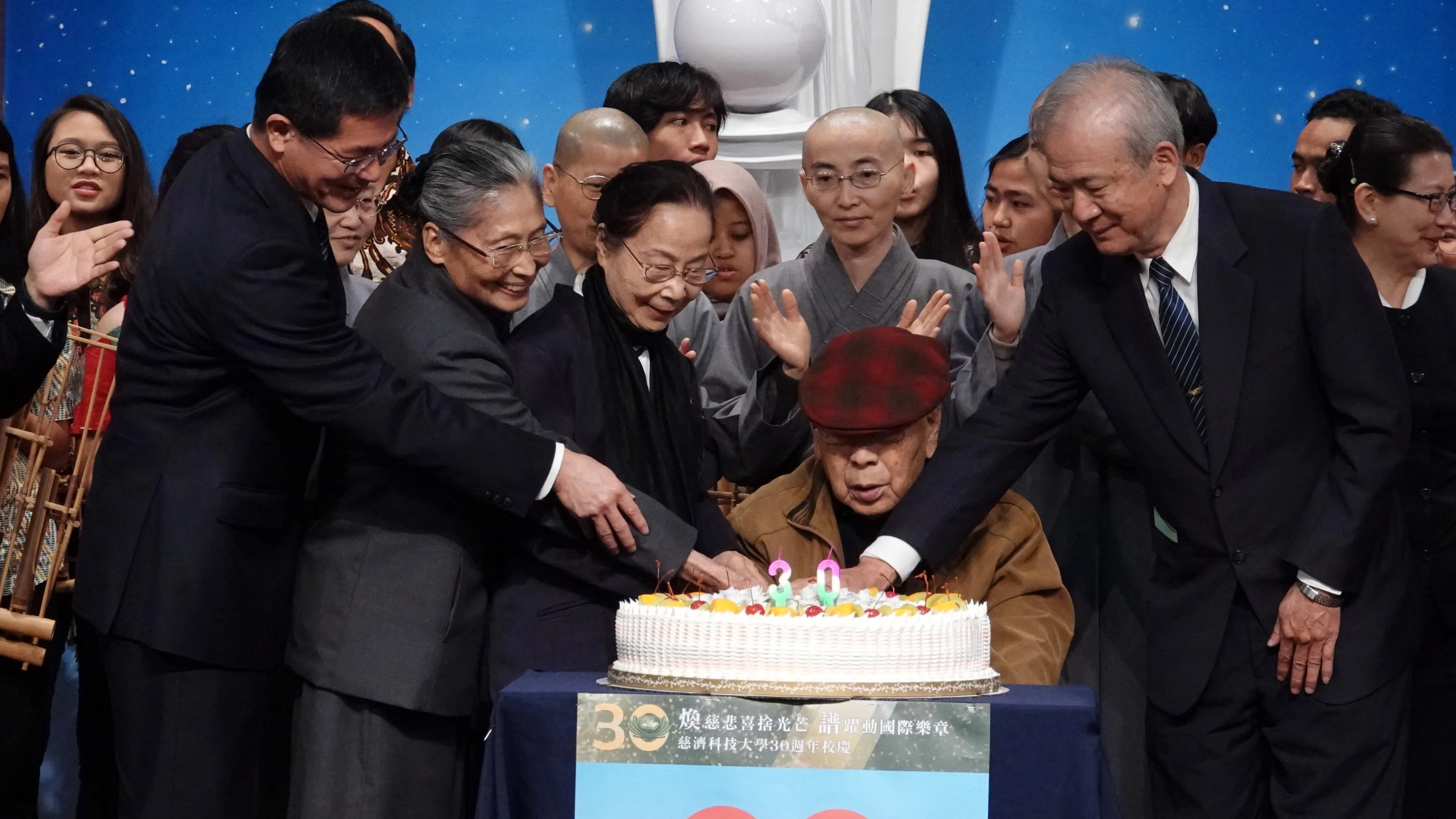 慈濟科技大學30週年校慶,歷任校長回娘家,一起切下慶生蛋糕。