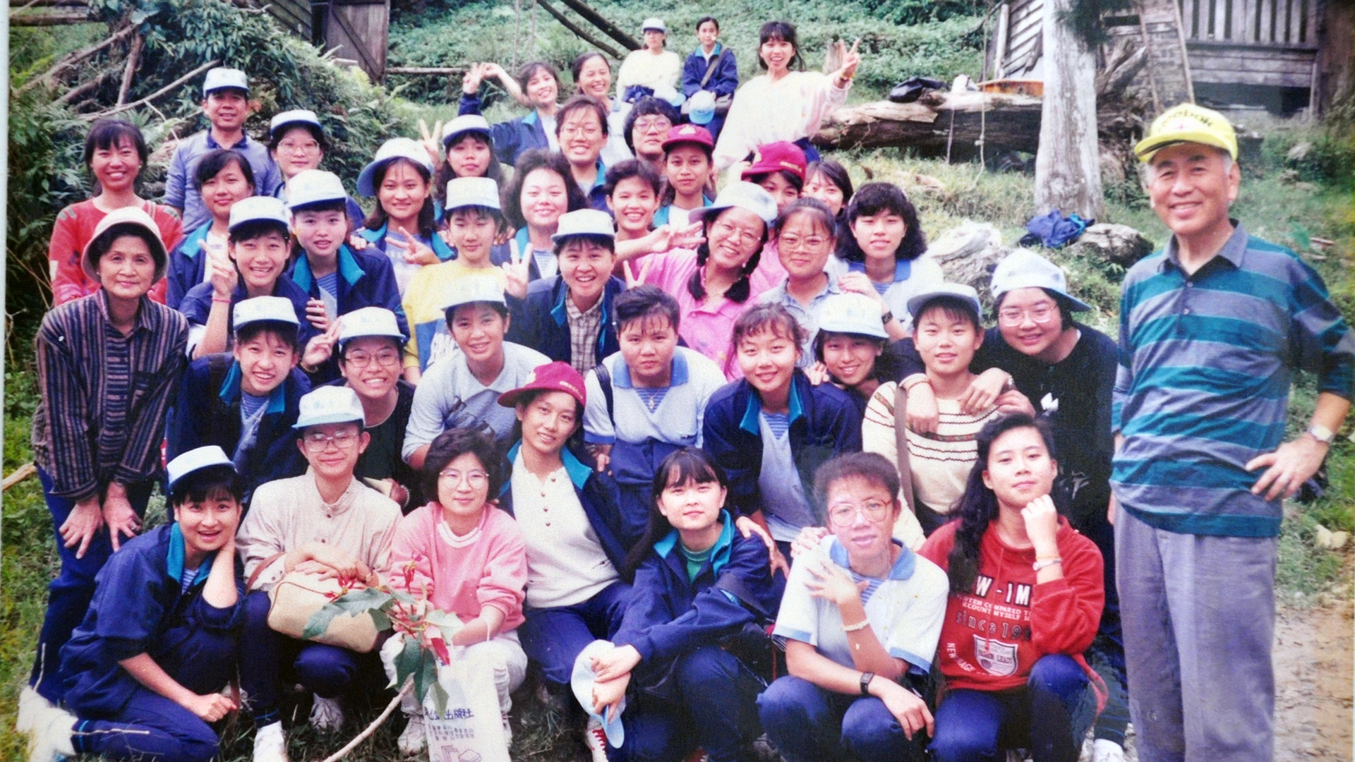楊思標校長與第一屆學生相約爬山踏青,相處融洽。