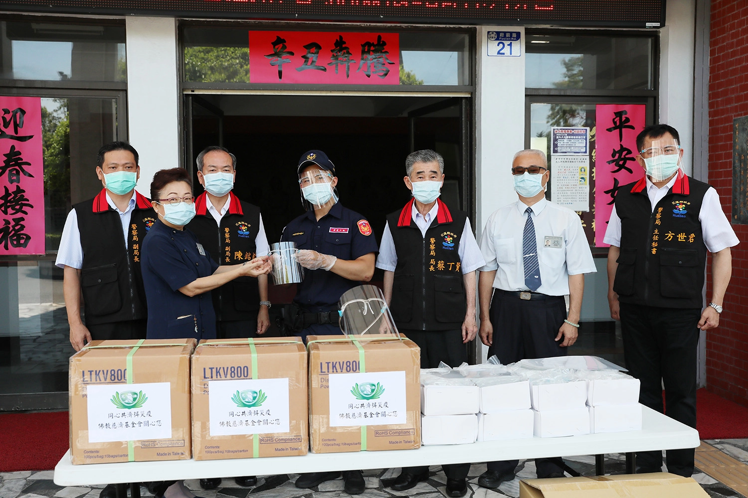 花蓮慈濟志工5月28日前往花蓮縣警察局捐贈防護面罩、PVC手套,蔡丁賢局長(右三)感恩慈濟守護員警。