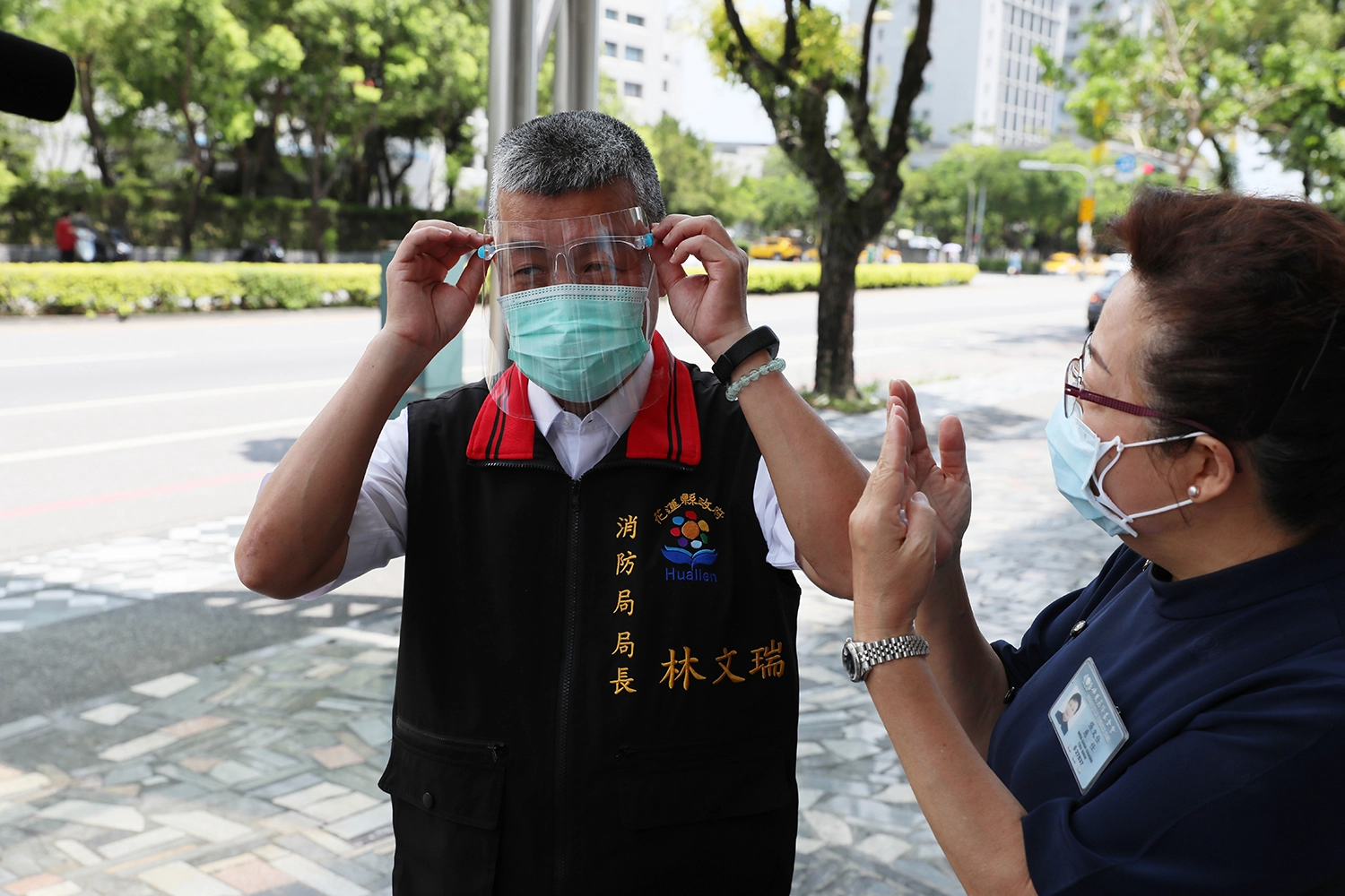 消防局長林文瑞(左)試戴防護面罩表示:戴起來很輕鬆、收納方便。