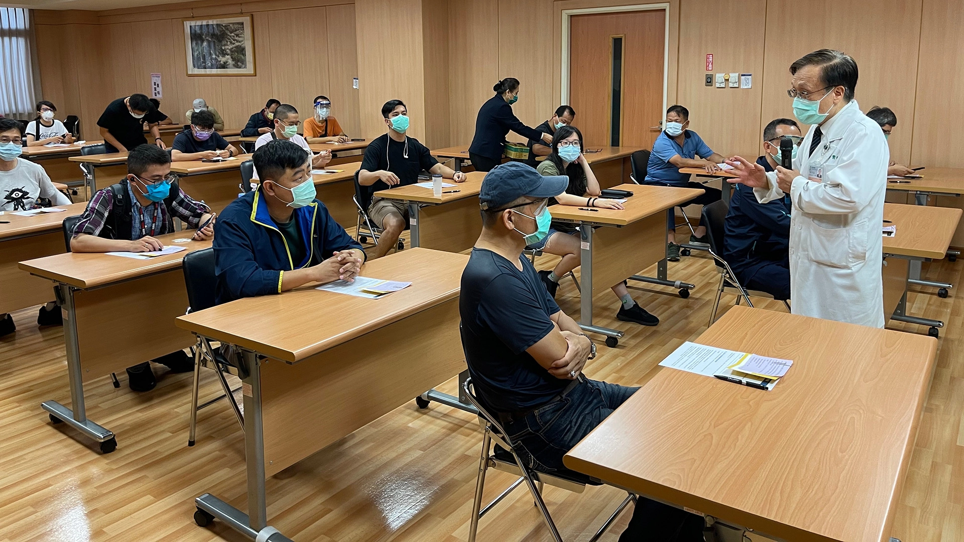 臺中慈濟醫院院長簡守信(右一)向警察人員解說接種疫苗疑慮。