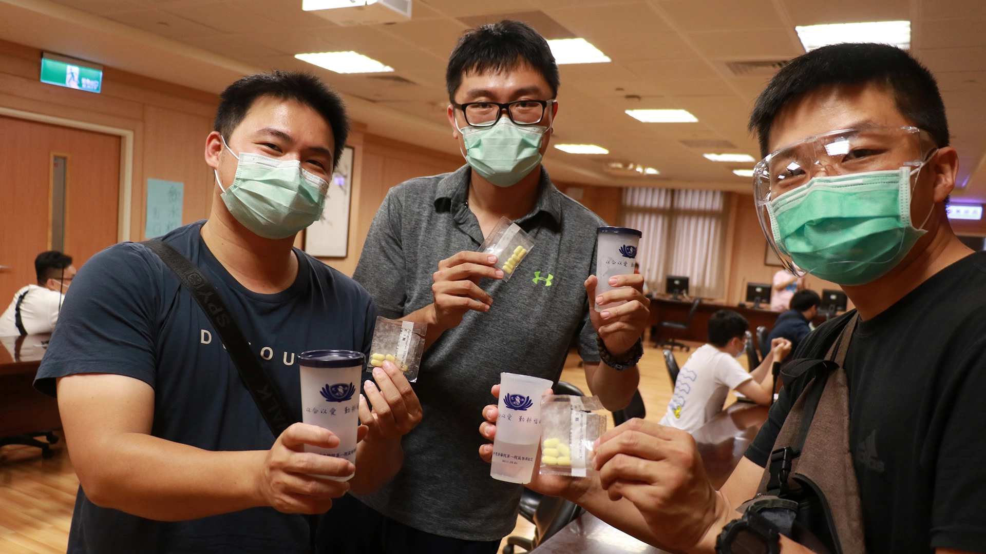 警察人員使用慈濟醫院提供水杯服用退燒藥,緩解接種疫苗症狀。