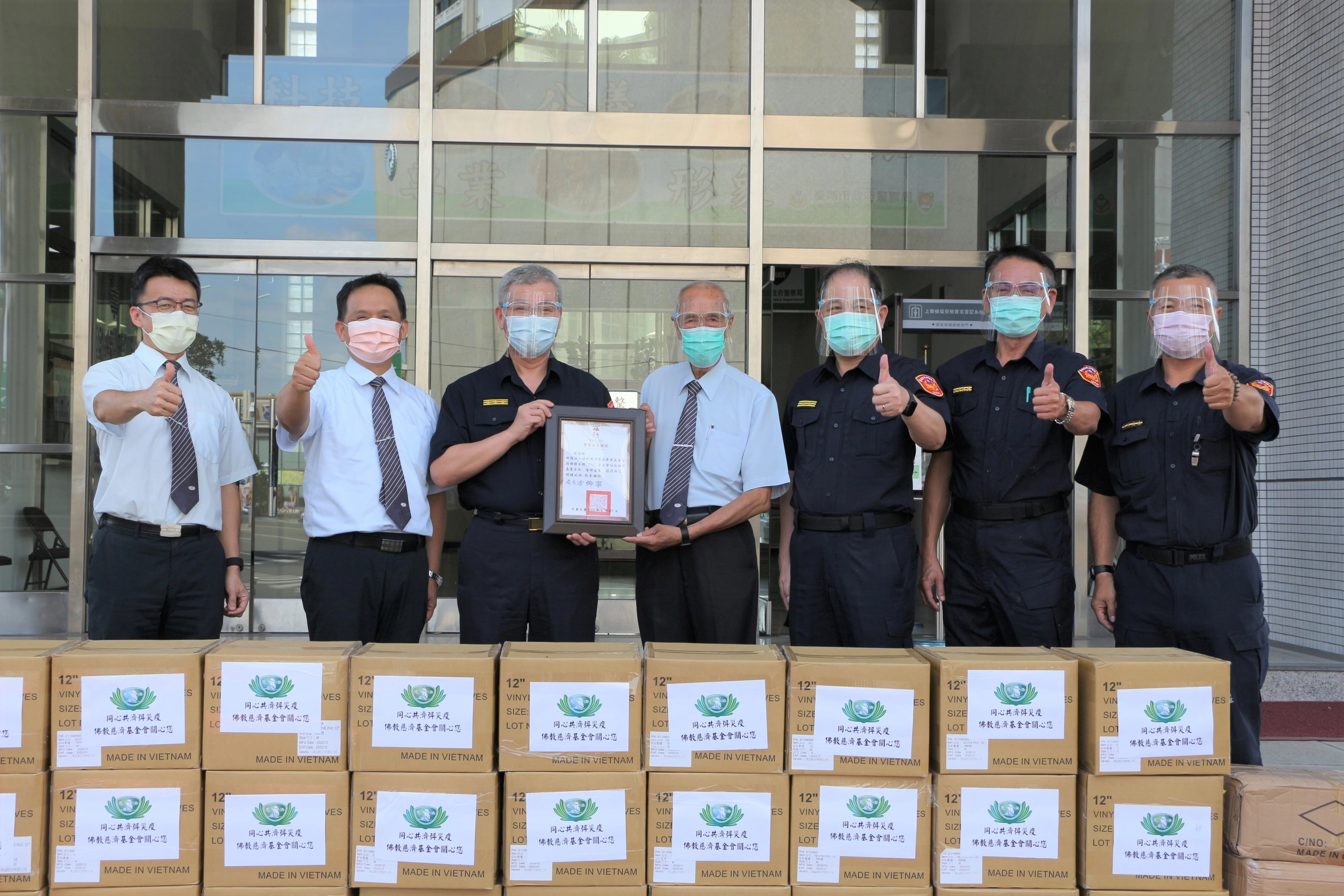 台南市警察局方仰寧局長(左三)感恩各界對警察執勤安全的重視。(攝影:溫寶琴)
