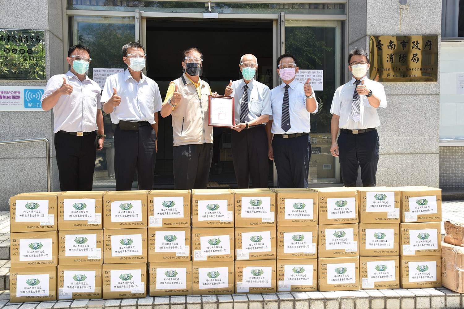 5月27日慈濟提供消防局防護面罩、PVC手套,盼透過拋磚引玉,帶動為第一線防疫工作人員加油打氣。(攝影:郭明娟)