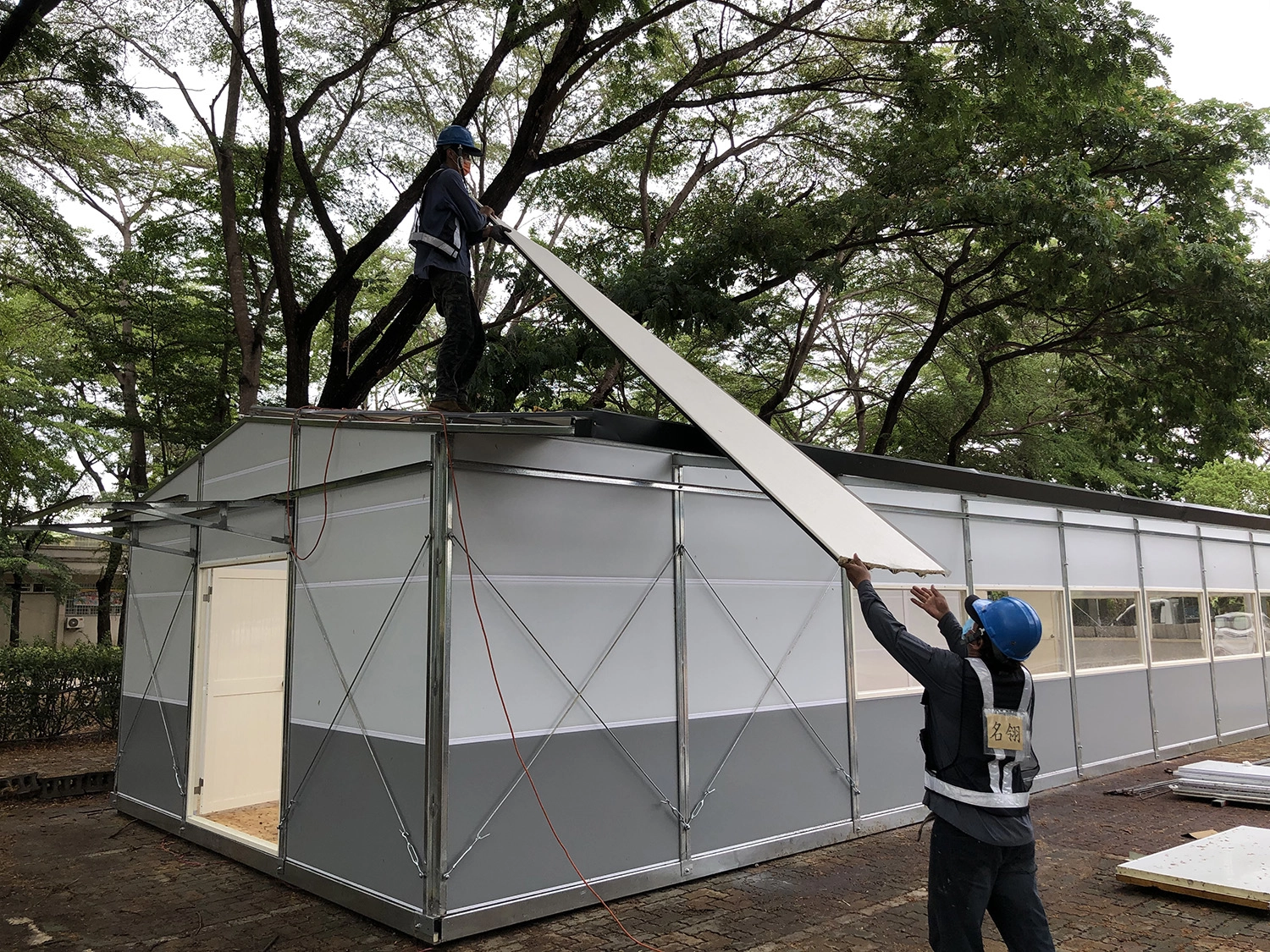 慈濟提供2組篩檢組合屋,5月28日起陸續在市府規劃之新化體育公園、松柏育樂中心搭建施工,預計6月2日前完成。圖為新化體育公園。(攝影:王永周)