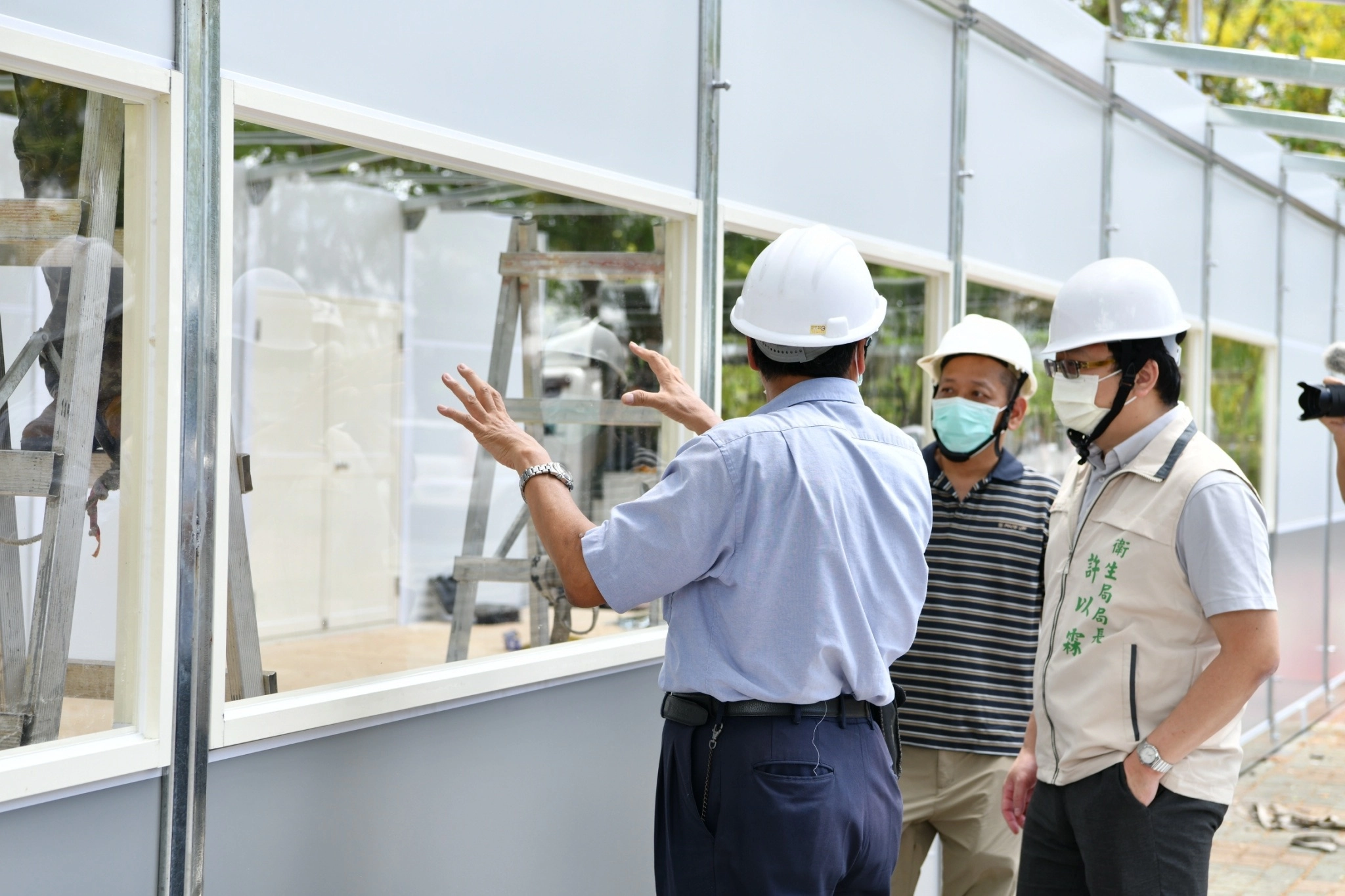 慈濟提供2組篩檢組合屋,5月29日台南市衛生局長許以霖到新化體育公園了解施作進度。(攝影:王永周)