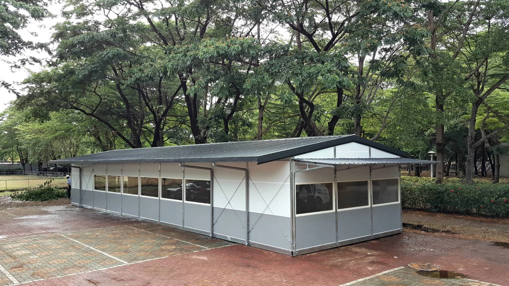 慈濟提供2組篩檢組合屋,5月29日在新化體育公園搭建完成。(攝影:黃筱哲)