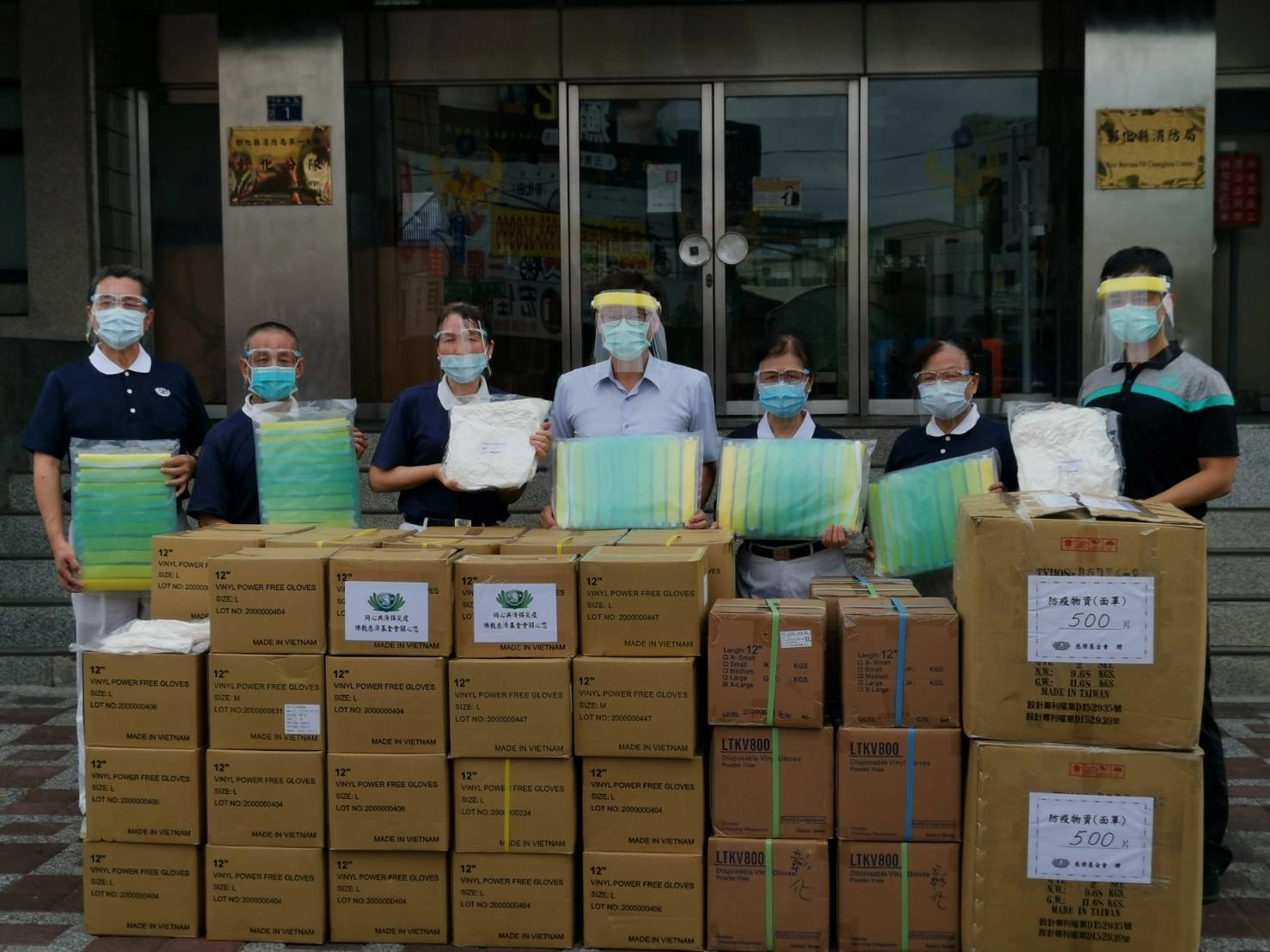 彰化縣消防局代理局長邱聰佳(中)感恩慈濟捐贈。(攝影:施宜良)