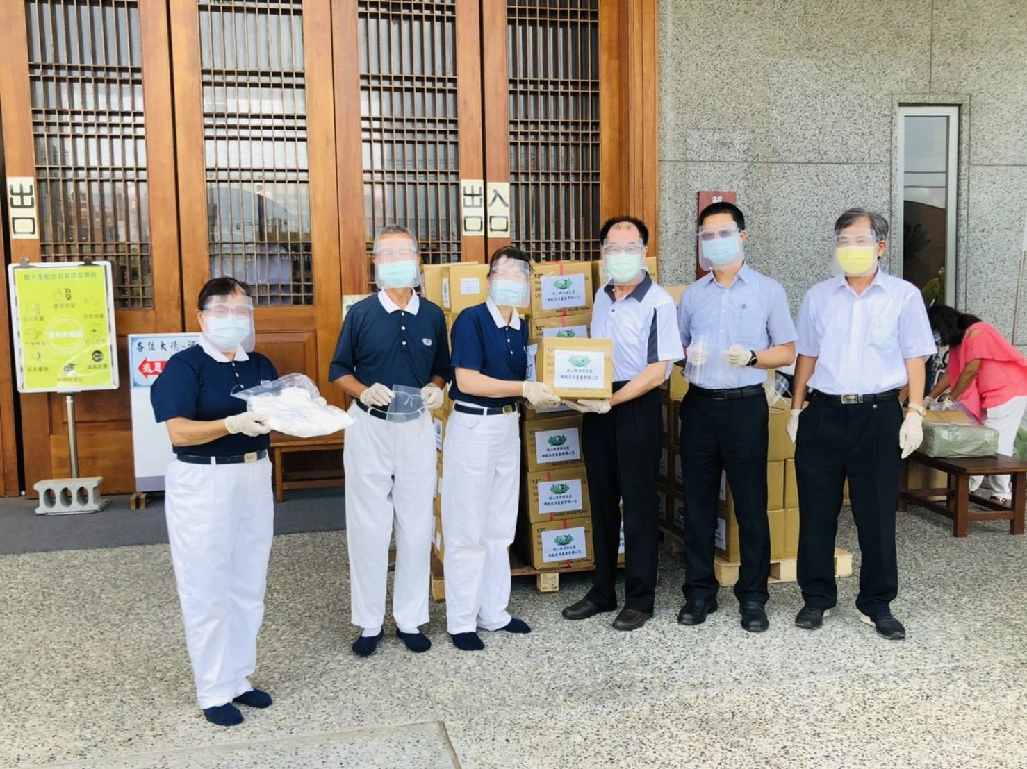 慈濟提供彰化縣警察局、消防局防護面罩共3千個、PVC手套共7萬個,5月27日陳東成副局長(右三)代表警察局收下。(攝影:彰化縣警察局)