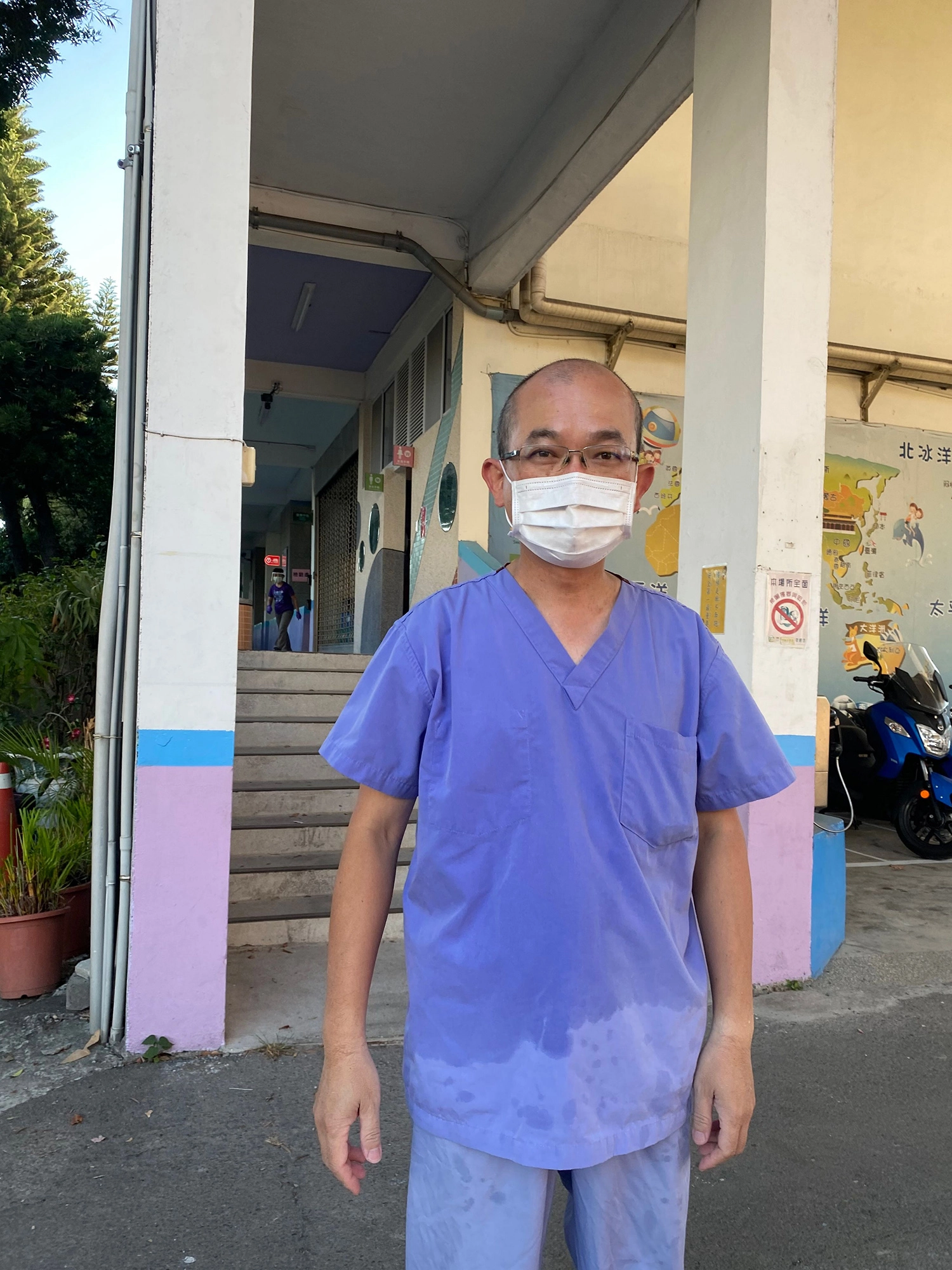 復健科技術副主任林啟文帶領同仁支援快篩站與泰安國小前進快篩站,濕透的上衣顯示了每位支援同仁的辛勞。