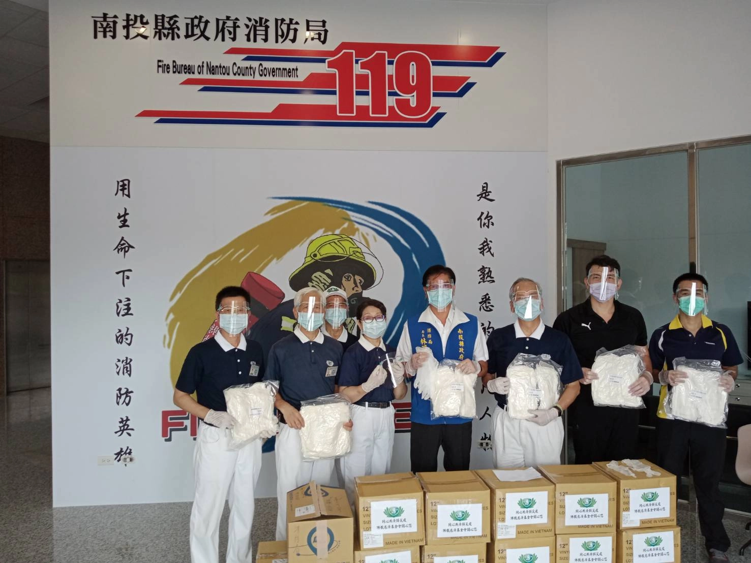 慈濟提供南投縣防護面罩1500個、PVC手套20000雙給第一線警察、消防人員,及第一線採訪記者,圖為南投縣消防局。(圖為慈濟基金會提供)