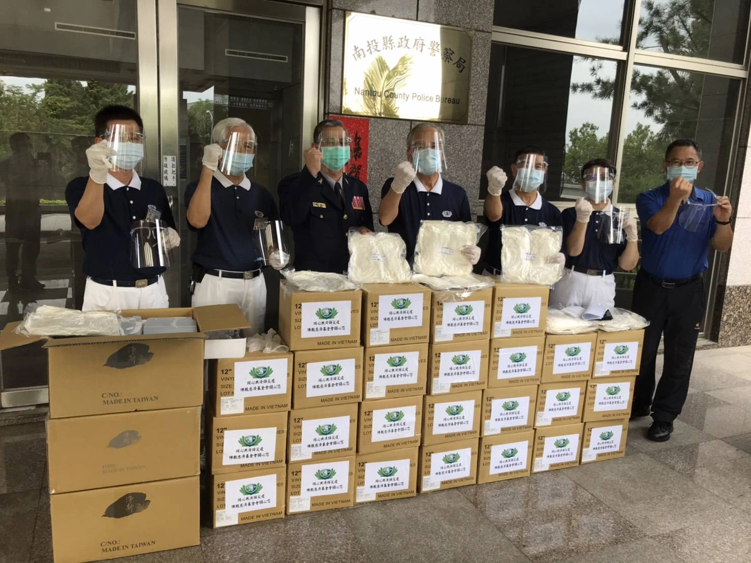 慈濟提供南投縣防護面罩1500個、PVC手套20000雙給第一線警察、消防人員,及第一線採訪記者,圖為南投縣警察局。(圖為慈濟基金會提供)