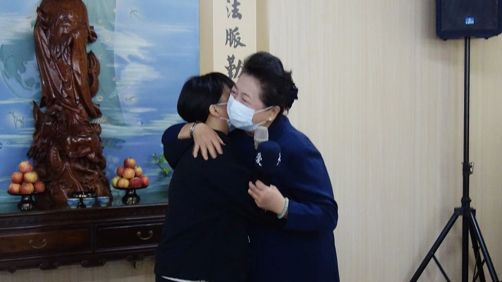 今年雖然面臨國內新冠肺炎疫情挑戰,慈濟志工仍排除萬難盡力陪伴。