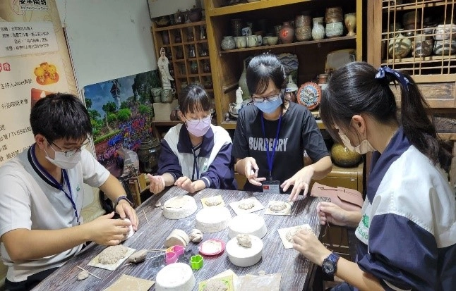 來到具有安平特色的劍獅陶坊,在陶藝老師的引導下,陶土形成了一個個美麗的作品,捏陶的有趣體驗。