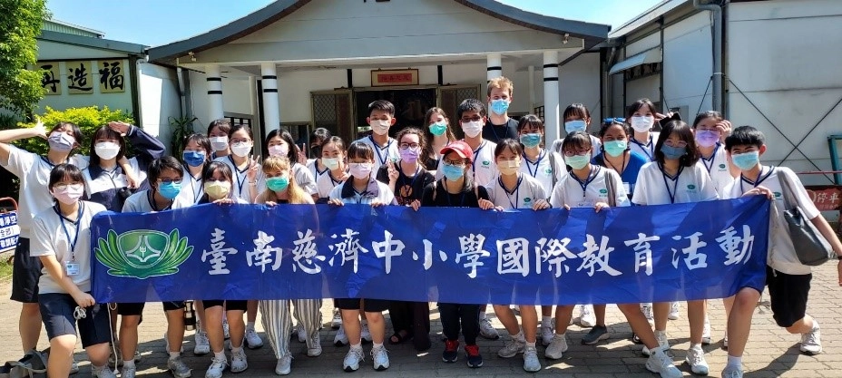 臺南慈中學生和成大外籍生透過環保教育學習及茶道課程、體驗書法及實作陶藝等課程,進行文化交流。