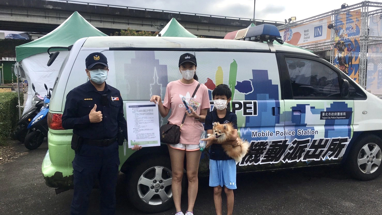 保大機動派出所透過手持式宣導海報及文宣品發放,提醒民眾落實「防疫新生活」措施及反詐騙等犯罪預防的重要性。