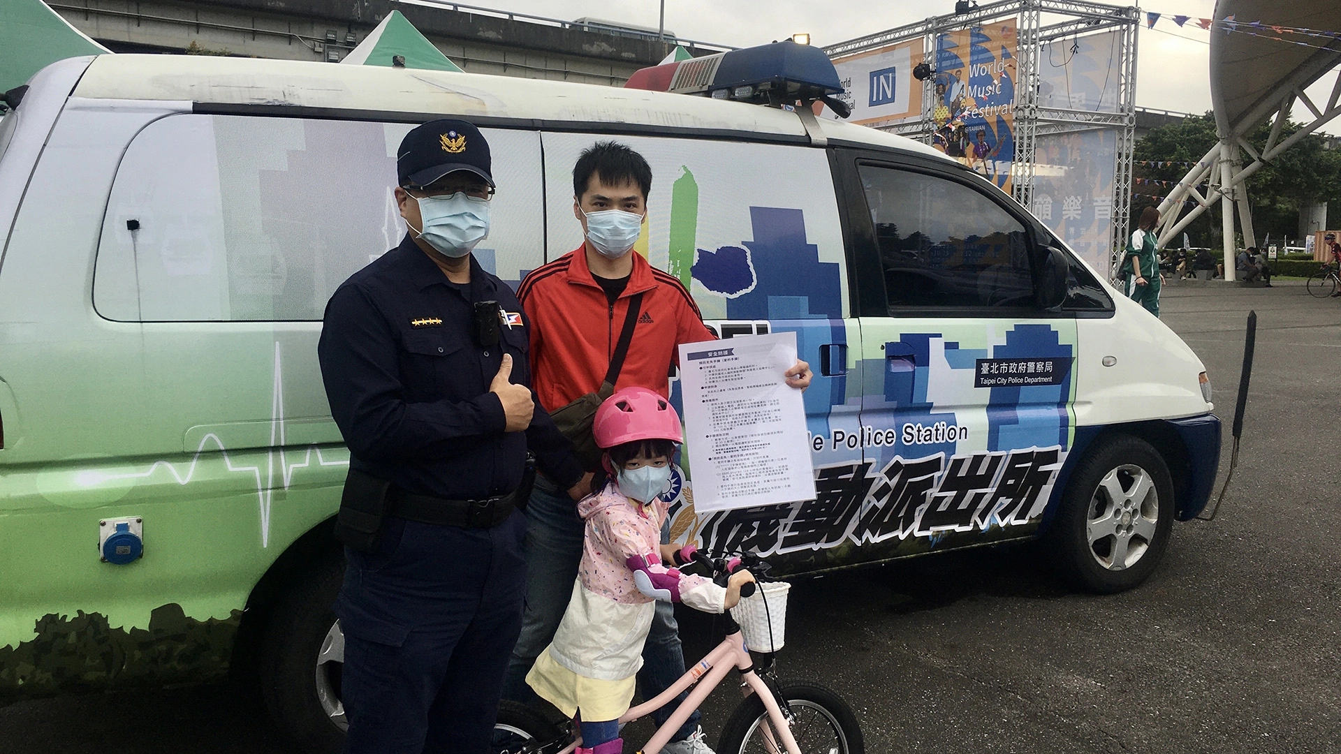 保大機動派出所透過手持式宣導海報及文宣品發放,提醒民眾落實「防疫新生活」措施及反詐騙等犯罪預防的重要性。