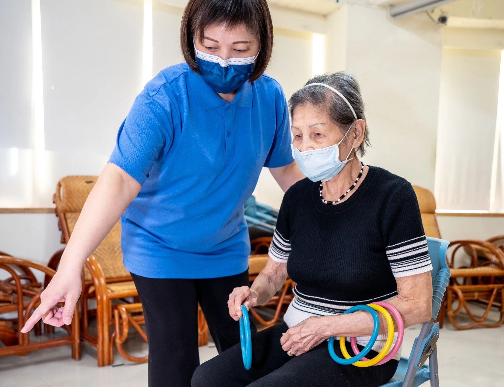 金枝奶奶在照服員的引導下參與活動,在遊戲中練習加強手眼協調、認知等功能。