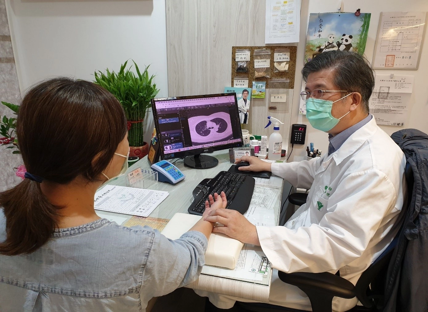 醫師查詢健保雲端系統西醫檢查影像及用藥資料,以中醫辨證論治癌友示意畫面 照片提供郭世芳中醫診所
