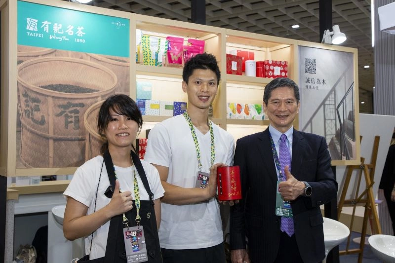 文化部「文化帶路」主題館邀請擁有百年歷史的有記名茶進駐,文化部長李永得(右)與業者合影。