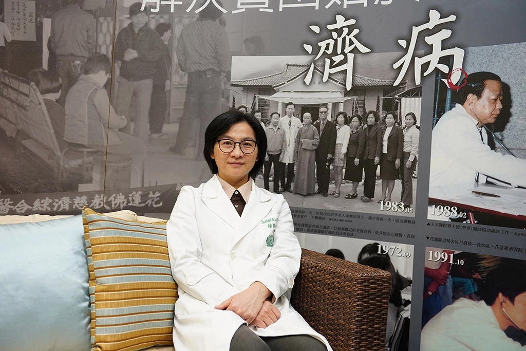 賴佩芳醫師提到,研發「防疫隔離罩」過程印象最深的是團隊合作的默契,包括經花蓮慈院訓練出來的高級救護技術員(EMT-P)的試用與與工務組同仁協助開發。