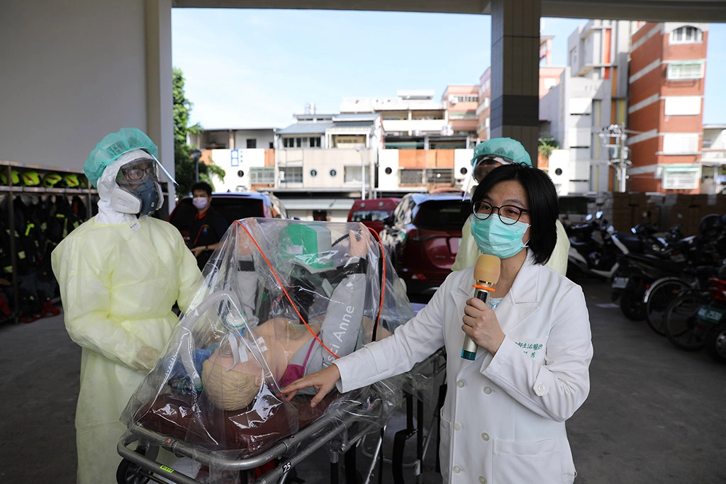 花蓮慈濟醫院急診部賴佩芳醫師發明「防疫隔離罩」,好收納且便於使用,讓第一線防疫人員可以安心值勤, 減少被感染的風險。 (拍攝時間:110年5月27日)