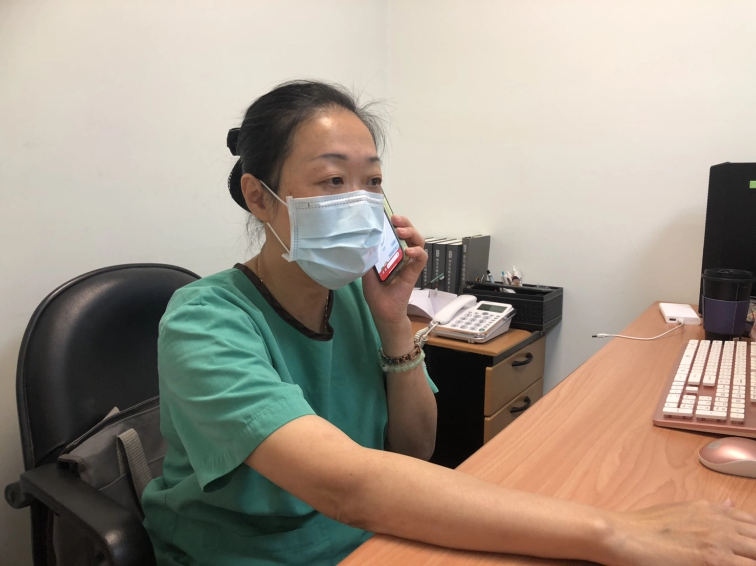 圖說:陳美慧護理長知道刑事大隊在找的病人在自己的病房後,電話聯繫對方兒子,安母子的心。