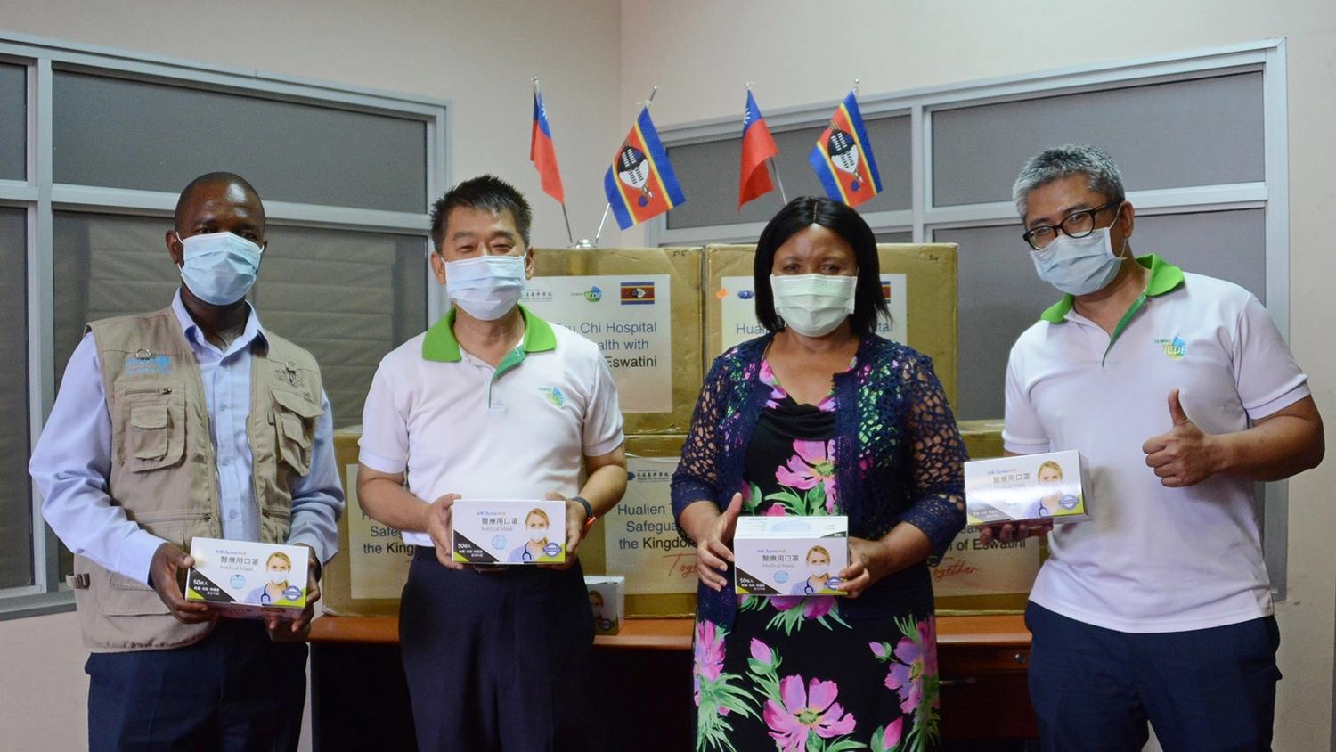 史瓦帝尼王國衛生部次長Simon M. Zwane,國合會技術團葉常青團長,史國衛生部長Senator Lizzy Nkosi,以及國合會計畫經理人楊植亙收到口罩,感謝花蓮慈院的捐贈。