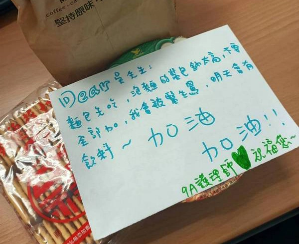 身材高大的吳先生食量大,夜裡經常肚子餓後,護理師們不只請營養師幫忙準備牛奶、將餐點加量,也利用輪班時間買麵包、餅乾,讓值夜班的同仁帶進去給吳先生作消夜,希望他能吃飽睡好,有足夠的體力對抗病毒。