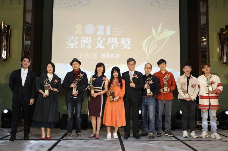 (左起)典禮主持人謝哲青、金典獎得主洪愛珠、伊格言、平路、鍾文音(年度大獎)、國立臺灣文學館長蘇碩斌、黃崇凱、徐振輔(暨蓓蕾獎得主)及蓓蕾獎得主陳宗暉、程廷合影。