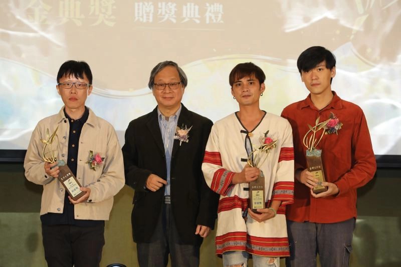 決審評審主席小野(左2)及蓓蕾獎得主陳宗暉、程廷、徐振輔(左起)合影。