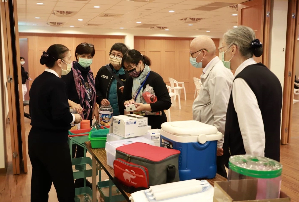 中央疫情指揮中心開放第14期COVID-19公費疫苗預約施打,臺北市新增慈濟內湖聯絡處接種站。