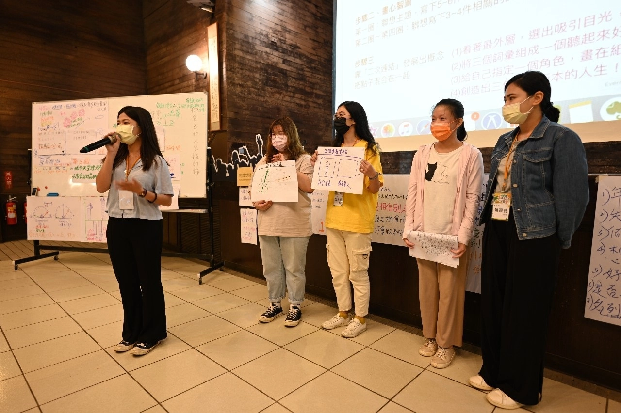 舉行「未來就業博覽會」競賽,讓學員構思好玩又有趣、且能幫助人的創新工作,並上臺進行人才招募說明。