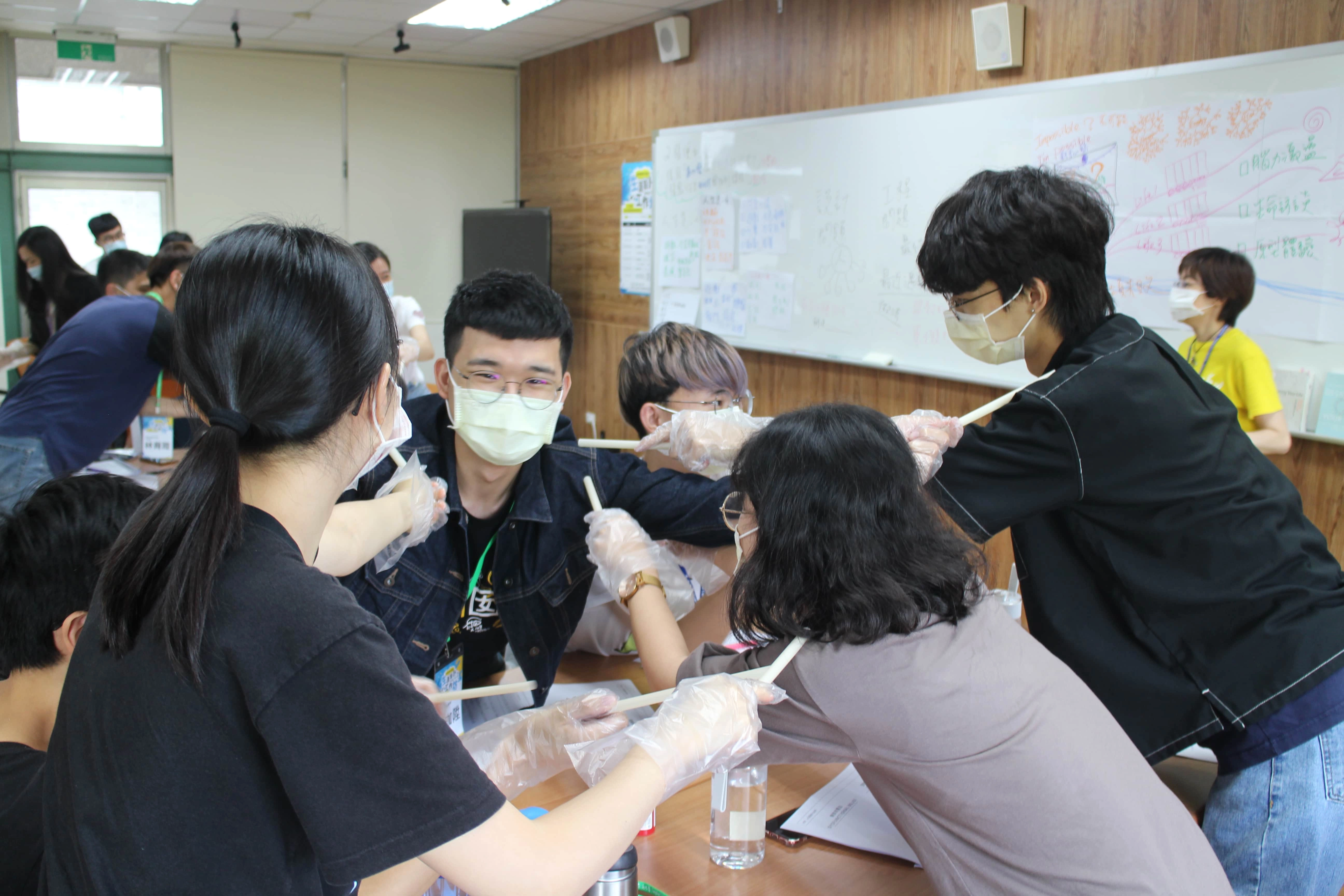 「生涯設計工作坊」導入多元形式的引導方式,讓學員分組進行實務操作。