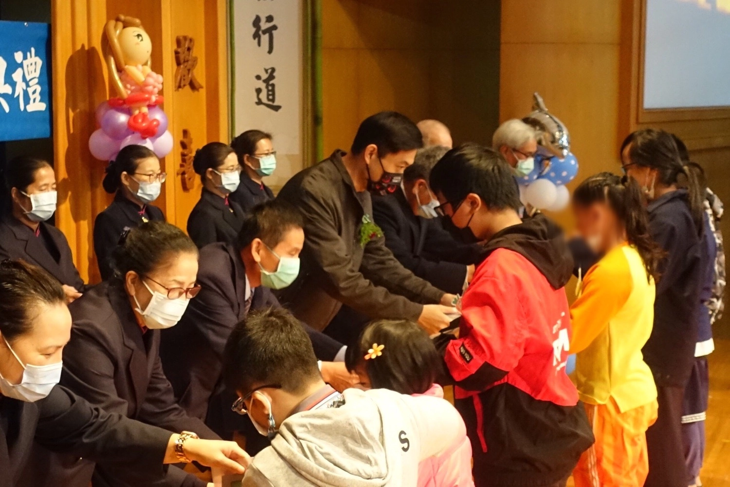 2021年宜蘭新芽獎學金頒獎典禮11月14日在慈濟羅東聯絡處舉行,宜蘭縣教育處長王泓翔上台頒獎。