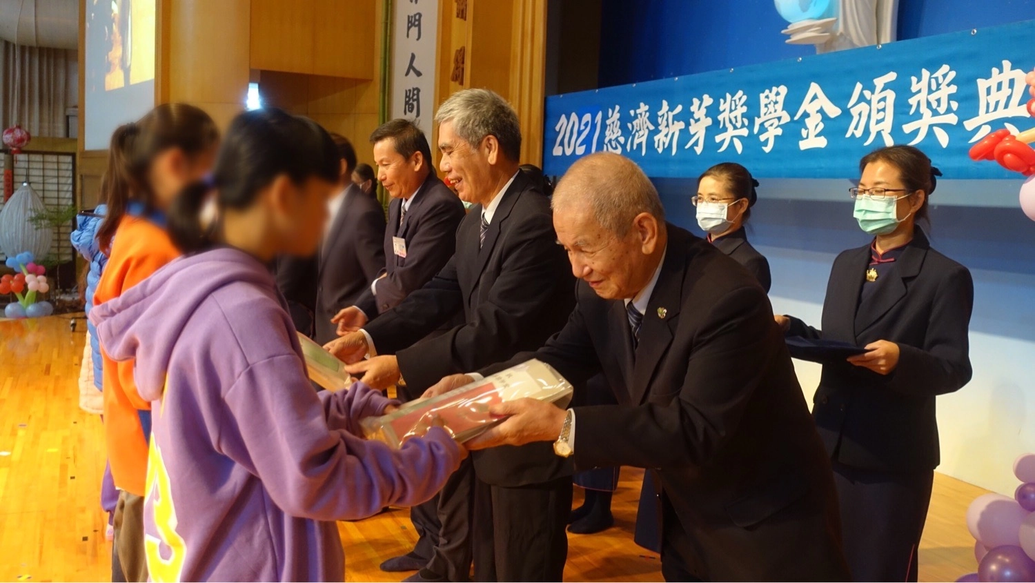 2021年宜蘭新芽獎學金頒獎典禮11月14日在慈濟羅東聯絡處舉行,本年度將近500位學子獲獎。