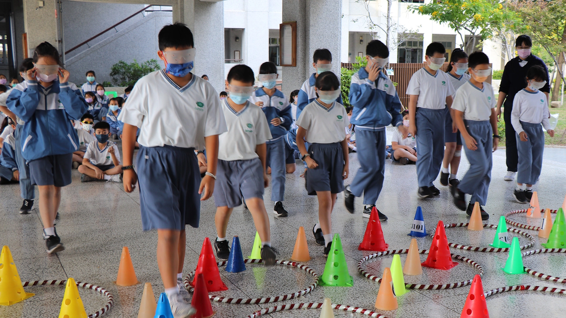 越過重重障礙,體會弱勢生的困擾。