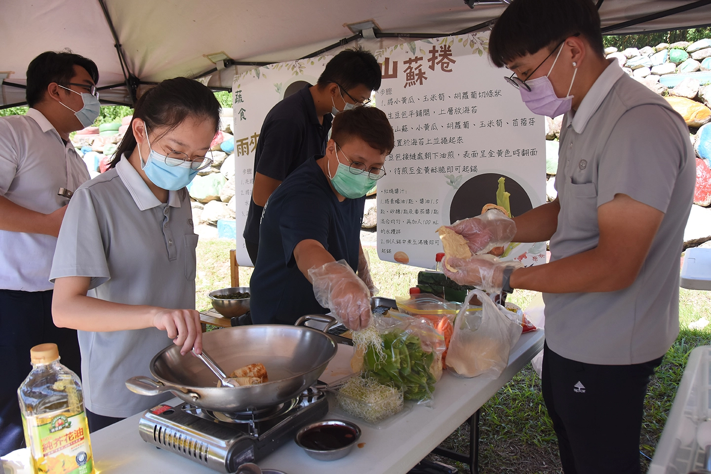 慈濟科技大學農業生醫研發團隊讓山蘇搖身一變成了煎餅、豆皮捲、炸丸子。