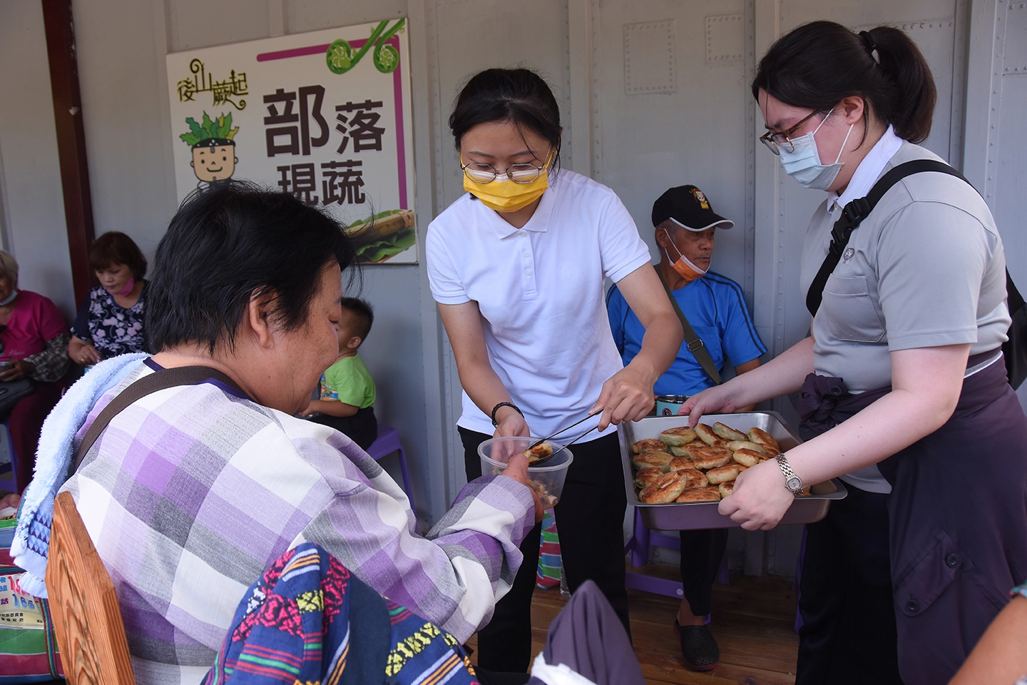 不少佳民部落居民從來沒想過,山蘇料理也能變化萬千,試吃過程中更是一口接一口。