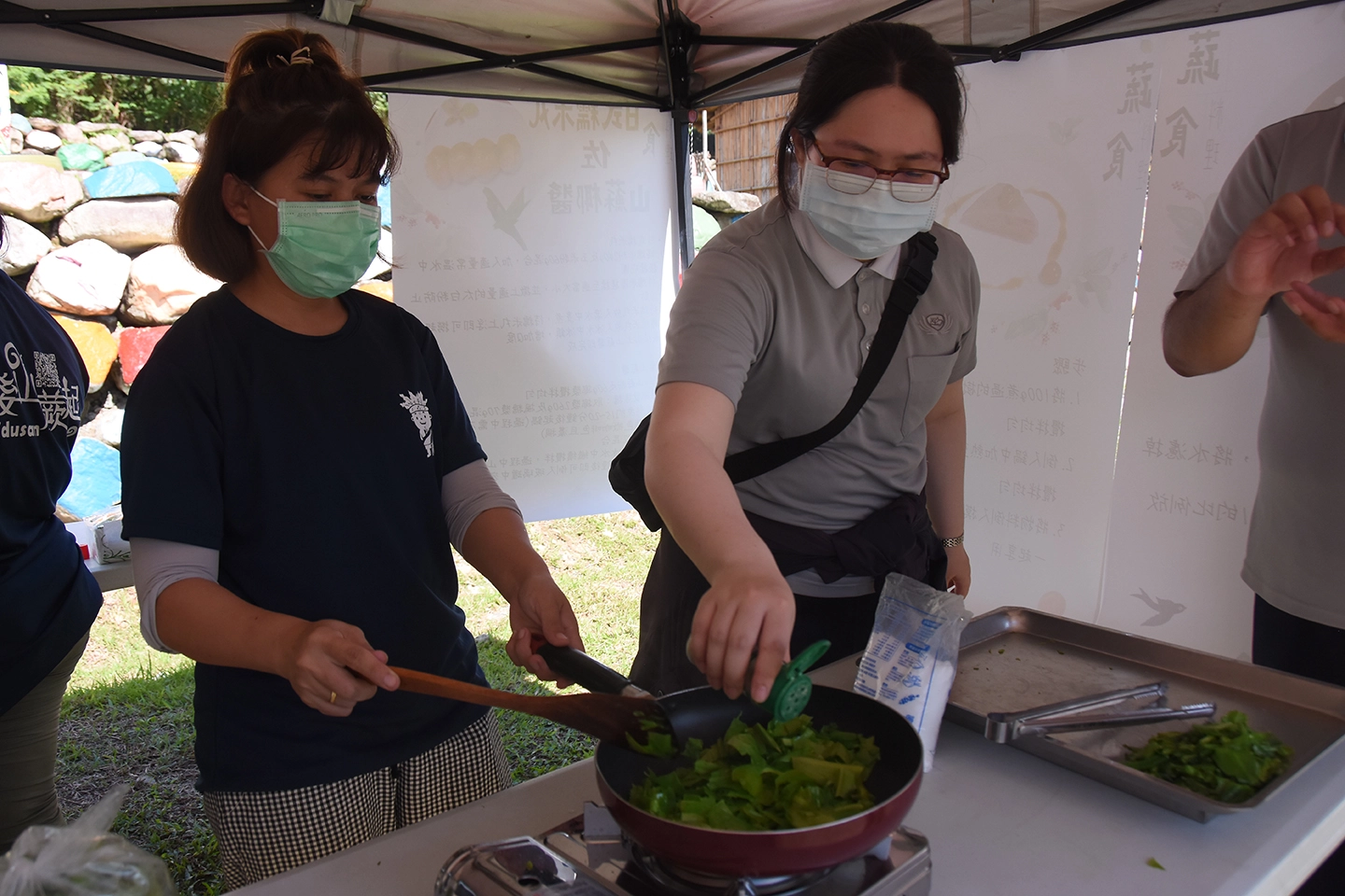 山蘇富含鈣質、鐵質及膳食纖維,質地嫩脆,屬於原生野生蕨類,是天然健康美味的野菜。