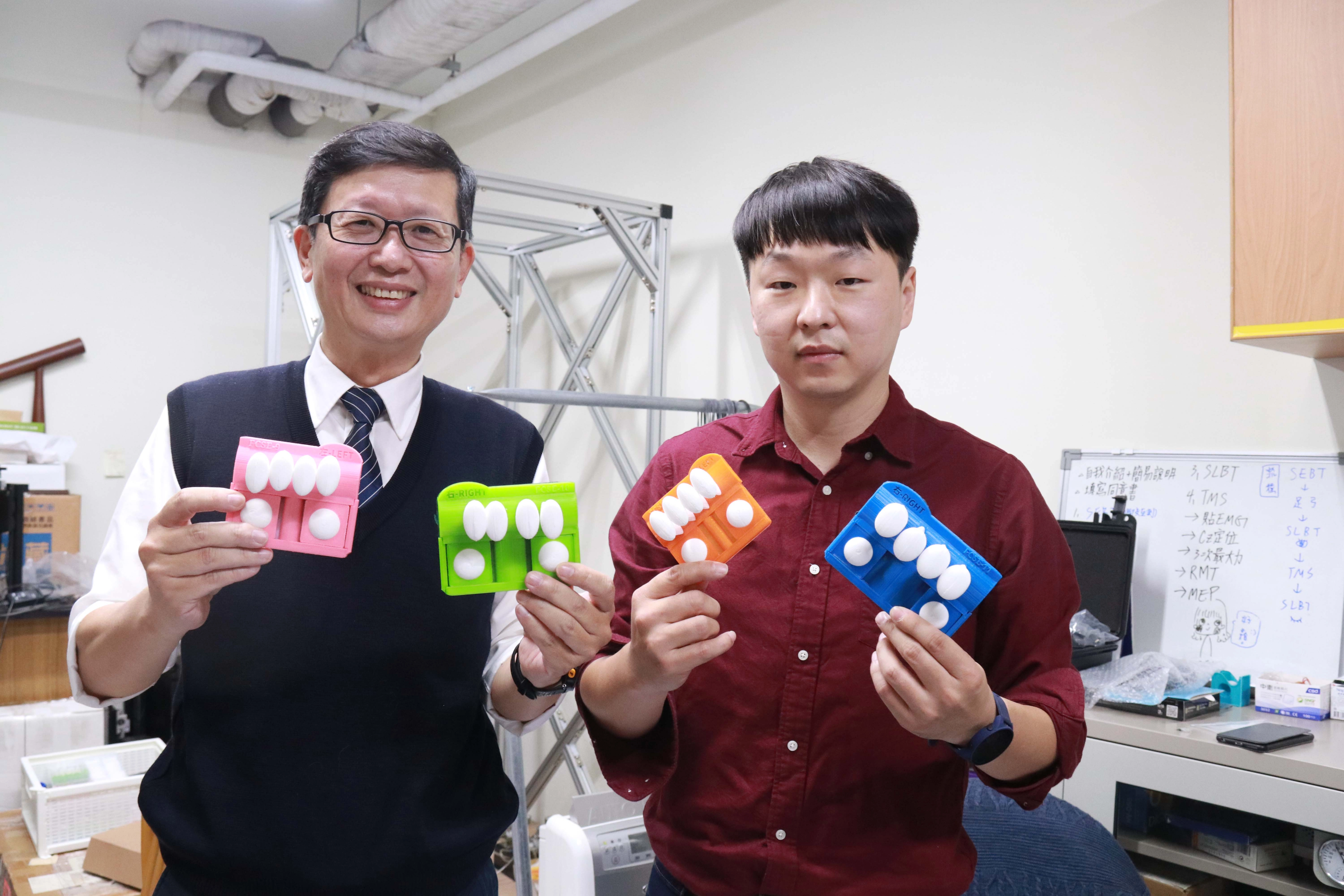 慈濟大學物理治療學系楊志鴻老師(左)和物治所研究生蕭永政(右)、曹丹齡,共同研發了「足底核心肌群訓練器」。