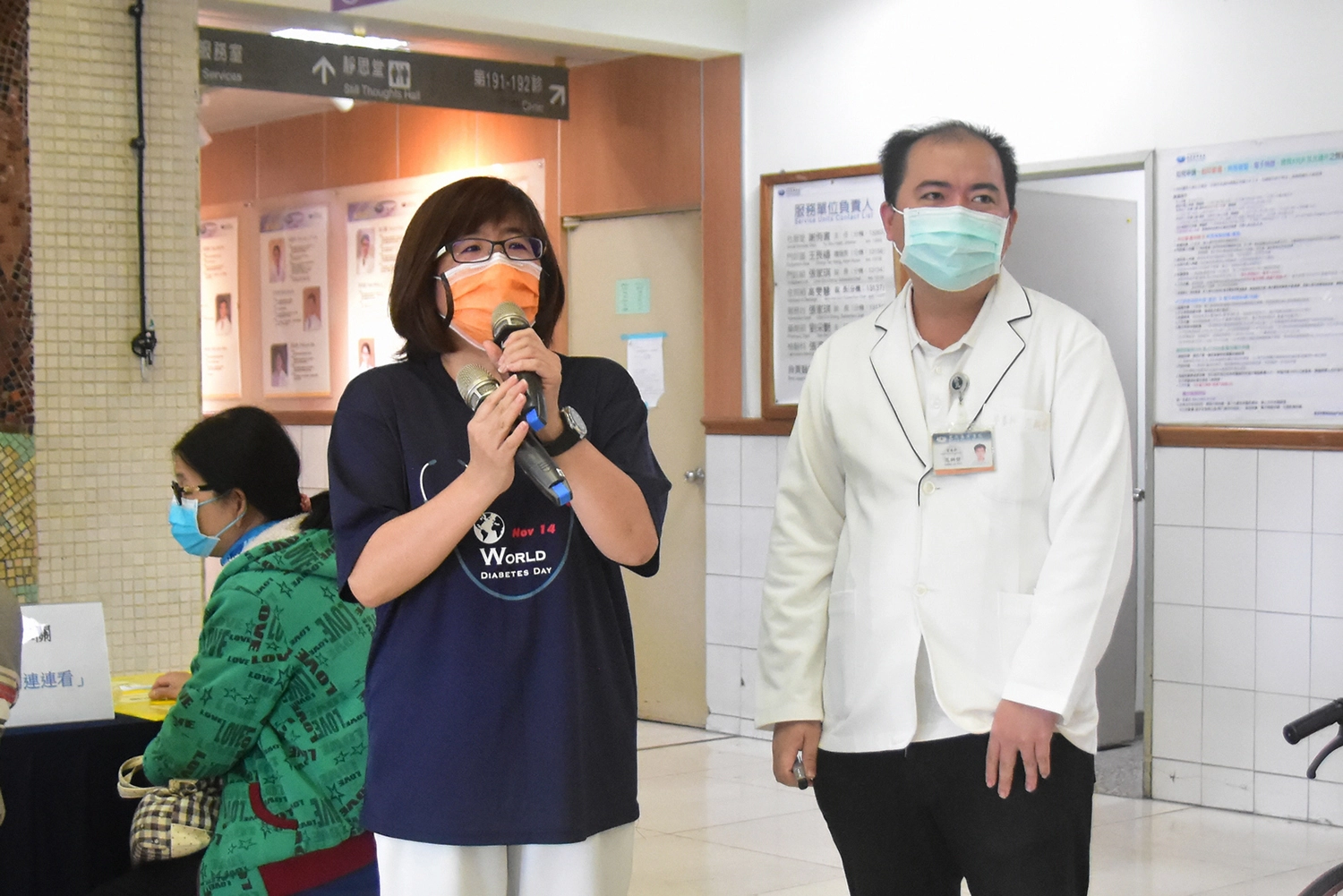 糖尿病個案管理師王懿萱(左)分享,糖尿病衛教學會於今年推出「糖尿病智慧好幫手」LINE聊天機器人服務。